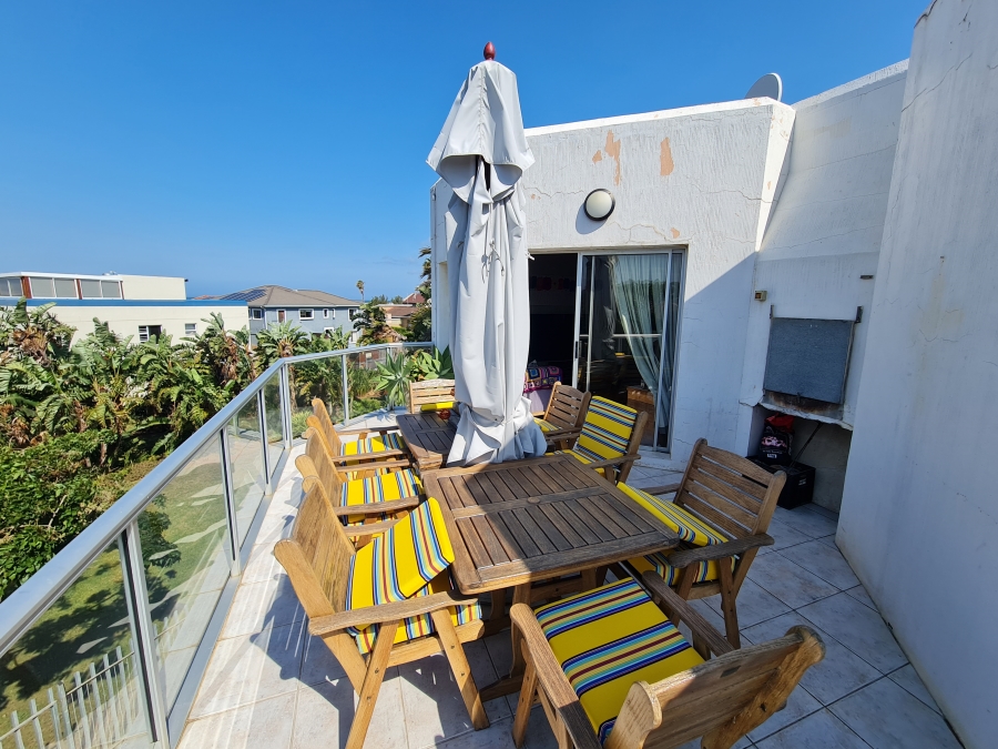 5 Bedroom Property for Sale in Wavecrest Eastern Cape